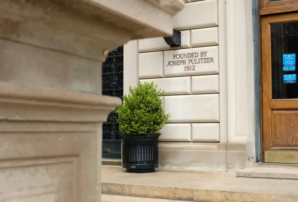 Journalism School Launches Scholarships for General Studies and CUNY Graduates